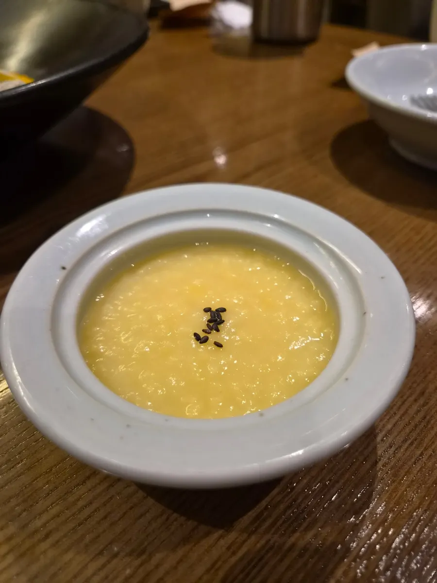 계절죽과 청양물김치, 제철 샐러드가 차려진 첫 상