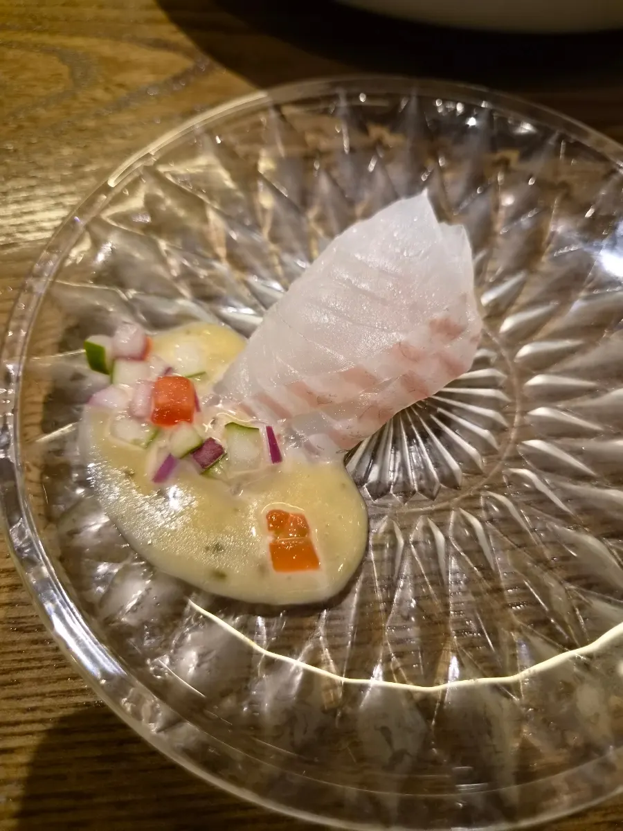 나눠 먹기 좋게 젓가락과 함께 서빙된 요리
