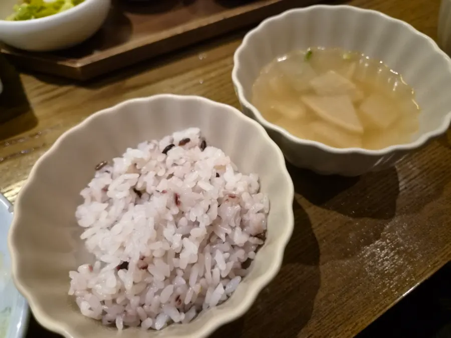 정식과 함께 나온 기본 반찬 구성