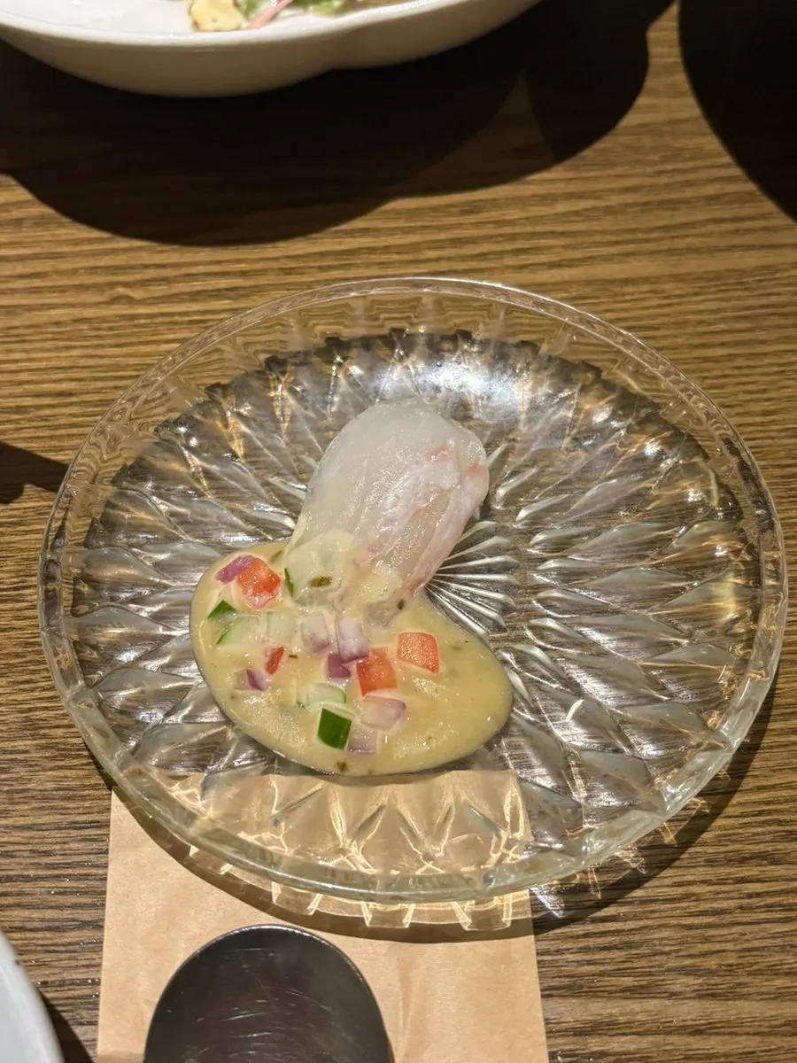 묵은지를 깐 계절 활어회와 장아찌 세비체