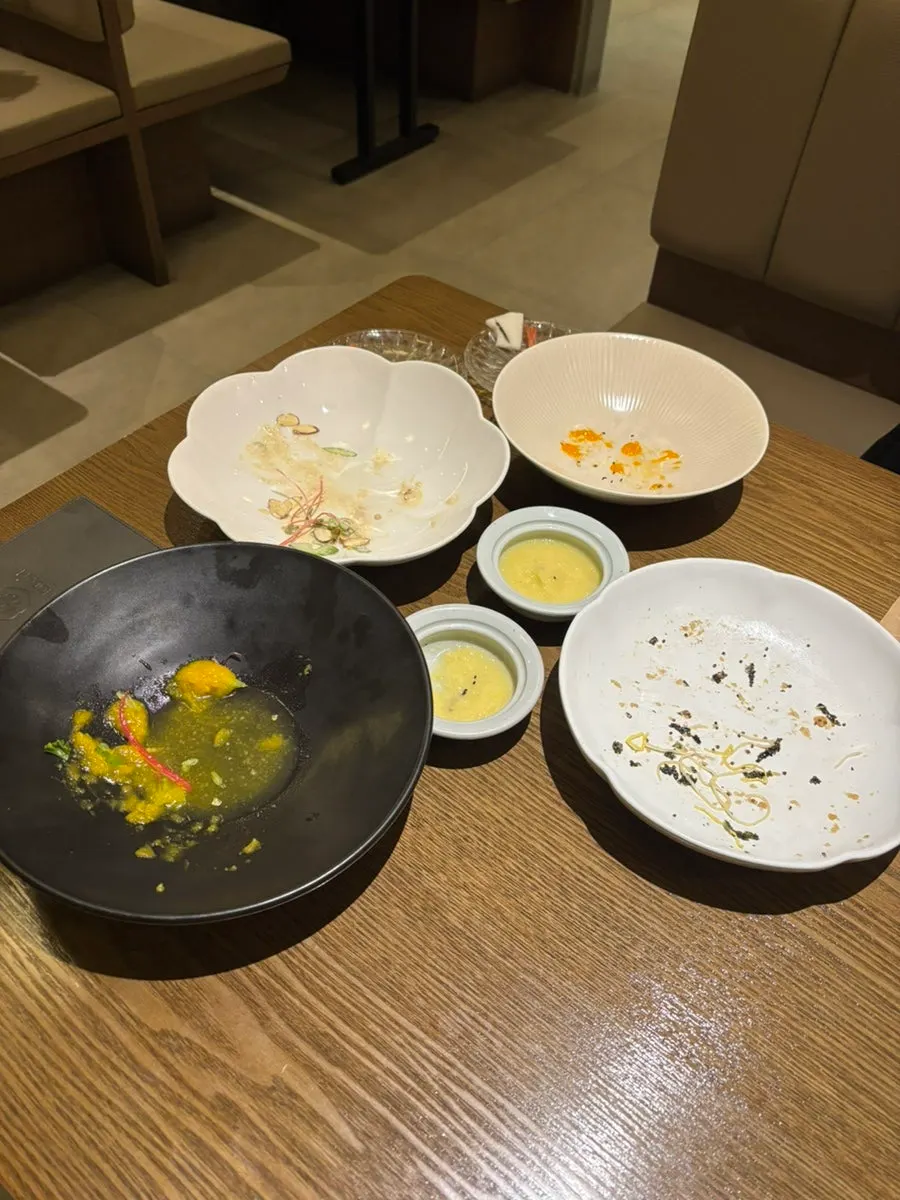 싹 비운 전채요리 접시들
