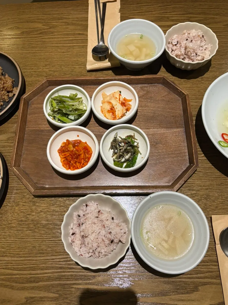 정갈하게 차려진 메인 밥상과 무국