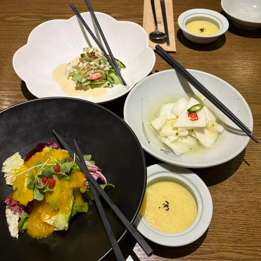 세팅된 테이블과 수저