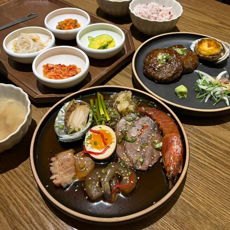 메인요리와 반찬이 깔린 테이블