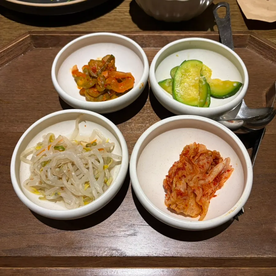 정식과 함께 나온 반찬 접시들