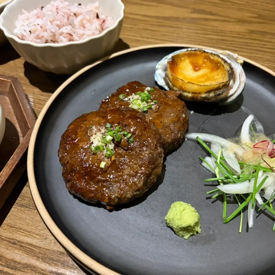 전복 떡갈비 정식 상차림