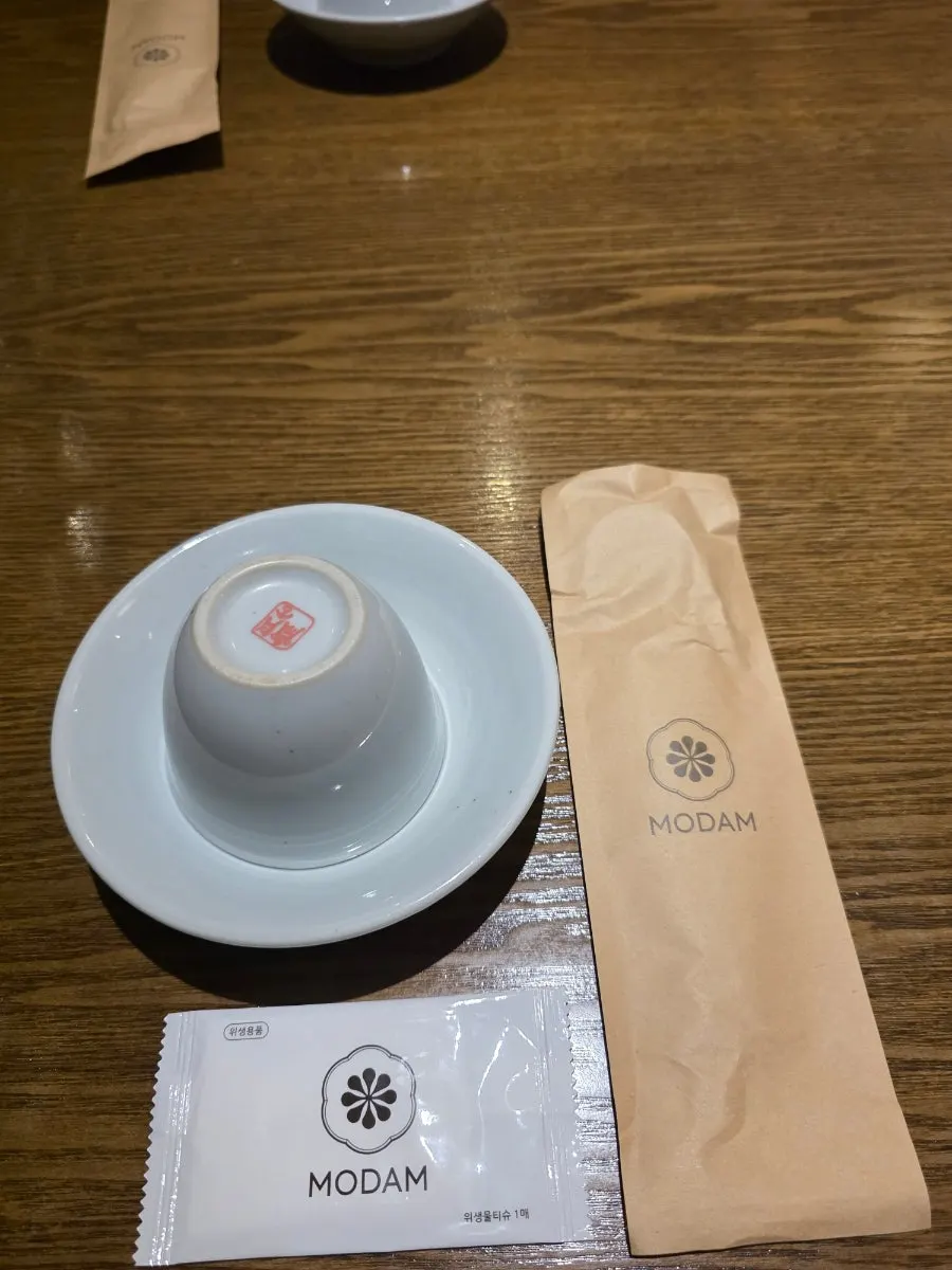 기본 식기와 아기 식기까지 세팅된 테이블