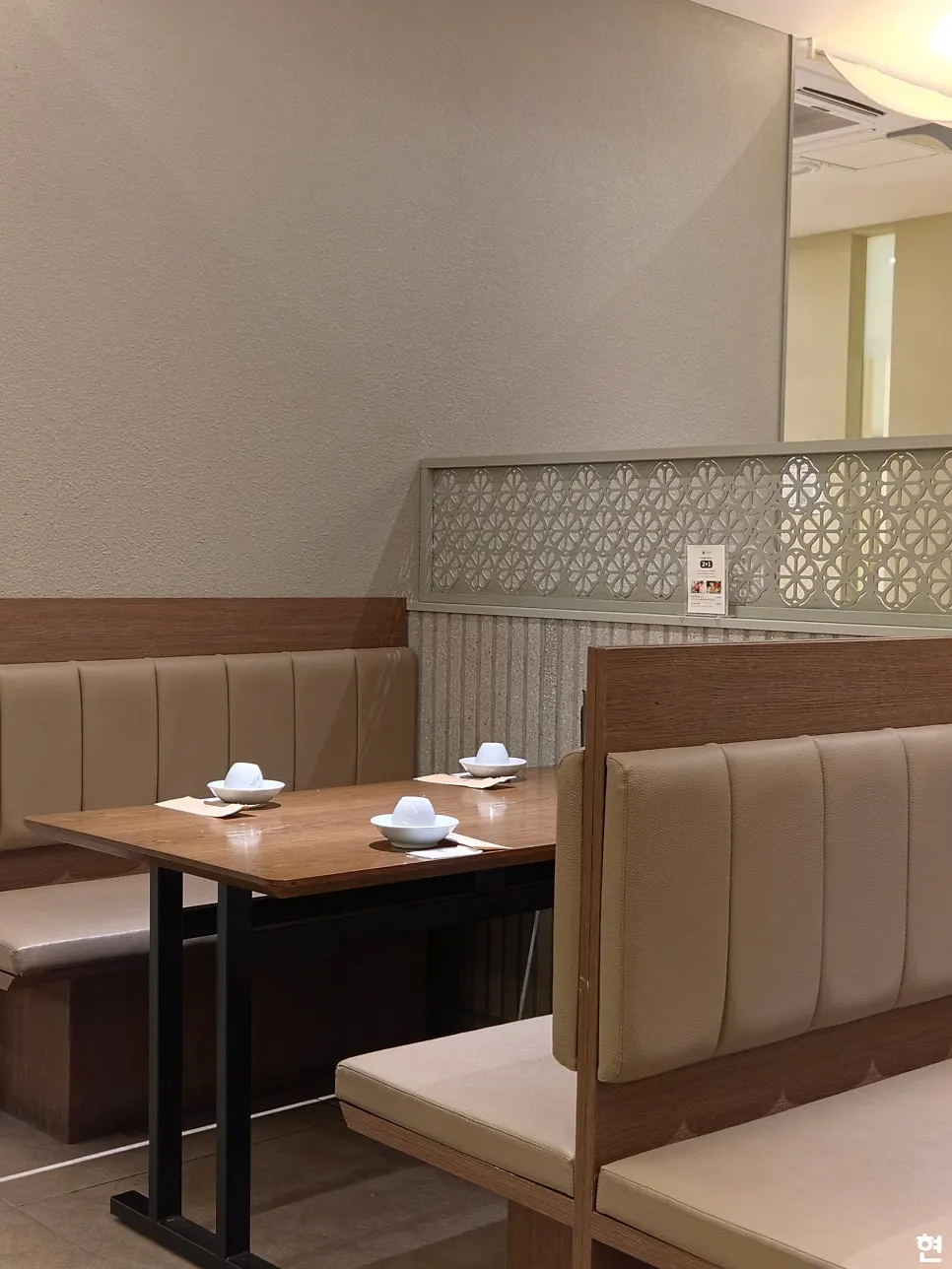 4-person table with sofa seating at Modam Dining