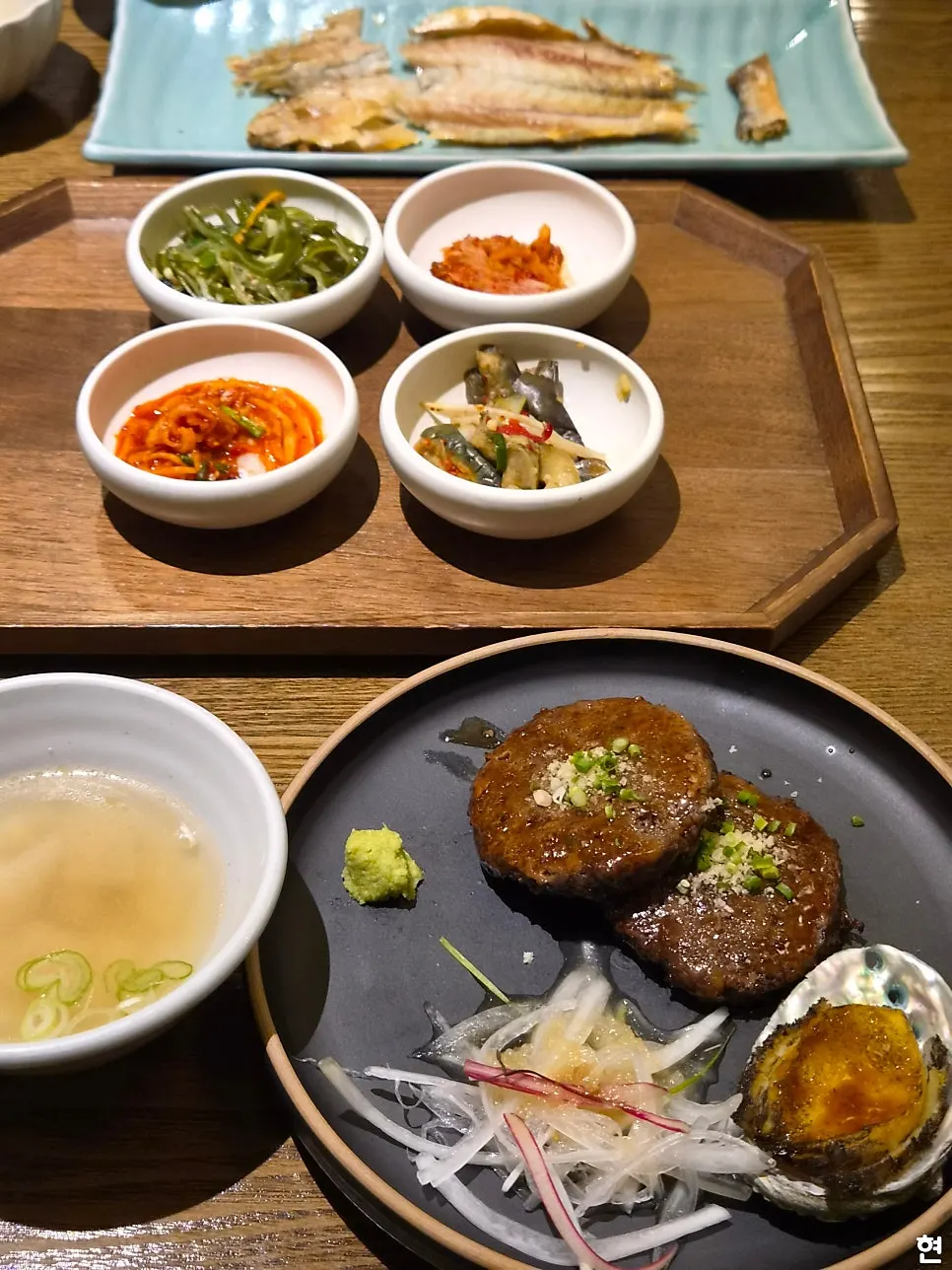 Deboned bori-gulbi served with rice and side dishes