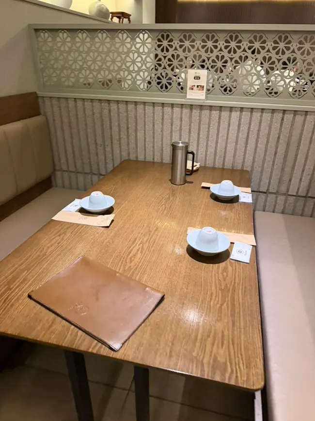 칸막이가 있는 모담다이닝 홀 좌석