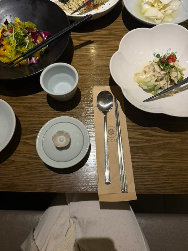 앞접시와 수저가 세팅된 테이블