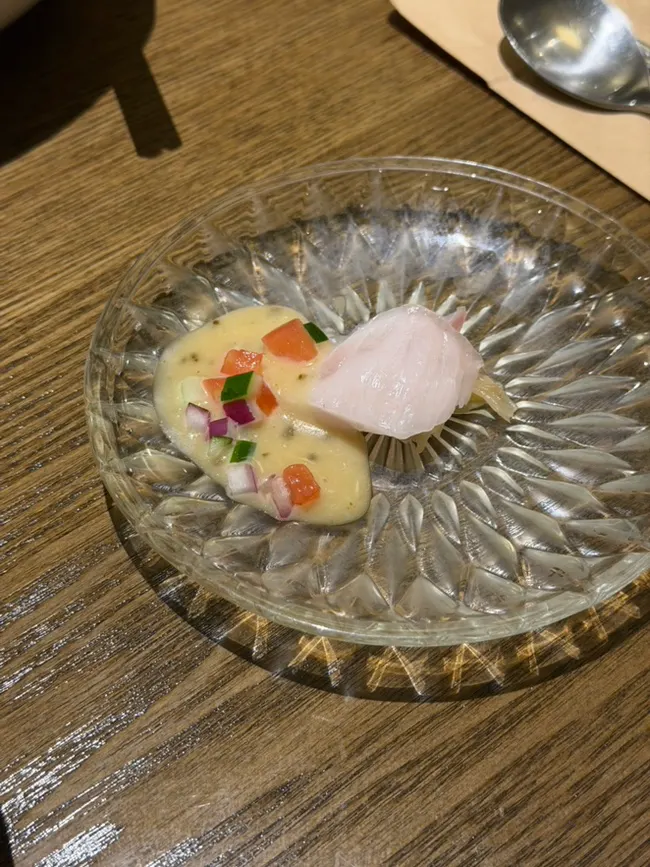 유리 그릇에 담긴 광어회와 장아찌 세비체