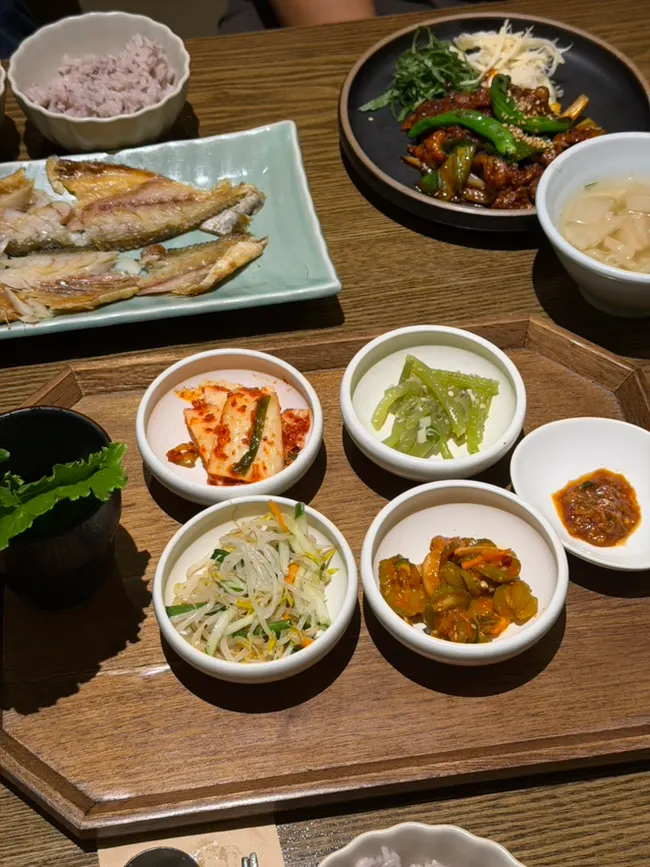 쉐어용으로 차려진 밑반찬 한 상