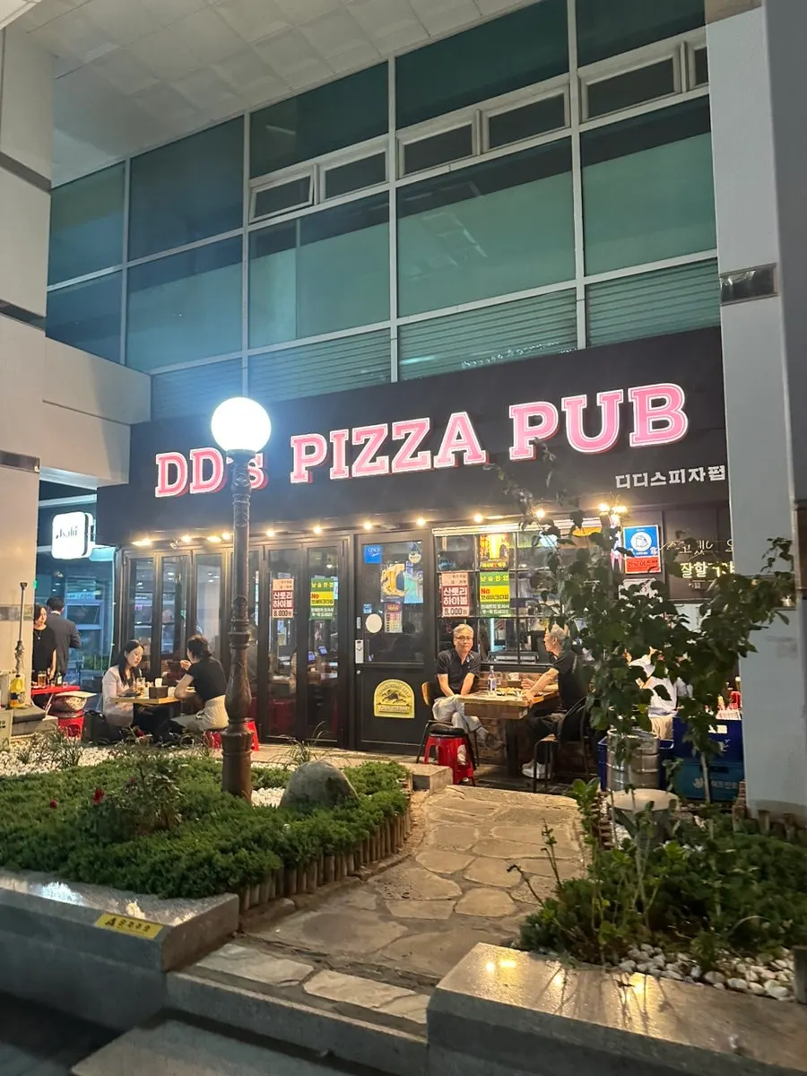 Suasana Didi's Pizza Pub Jonggak yang ramai saat malam hari