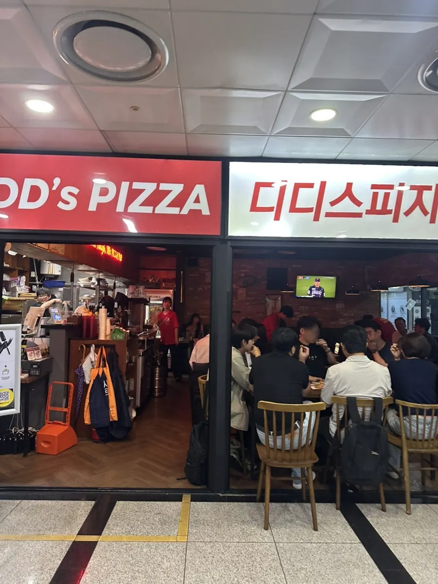 Pintu masuk Didi's Pizza Pub di lantai 1 pertokoan Dusan We've Pavilion