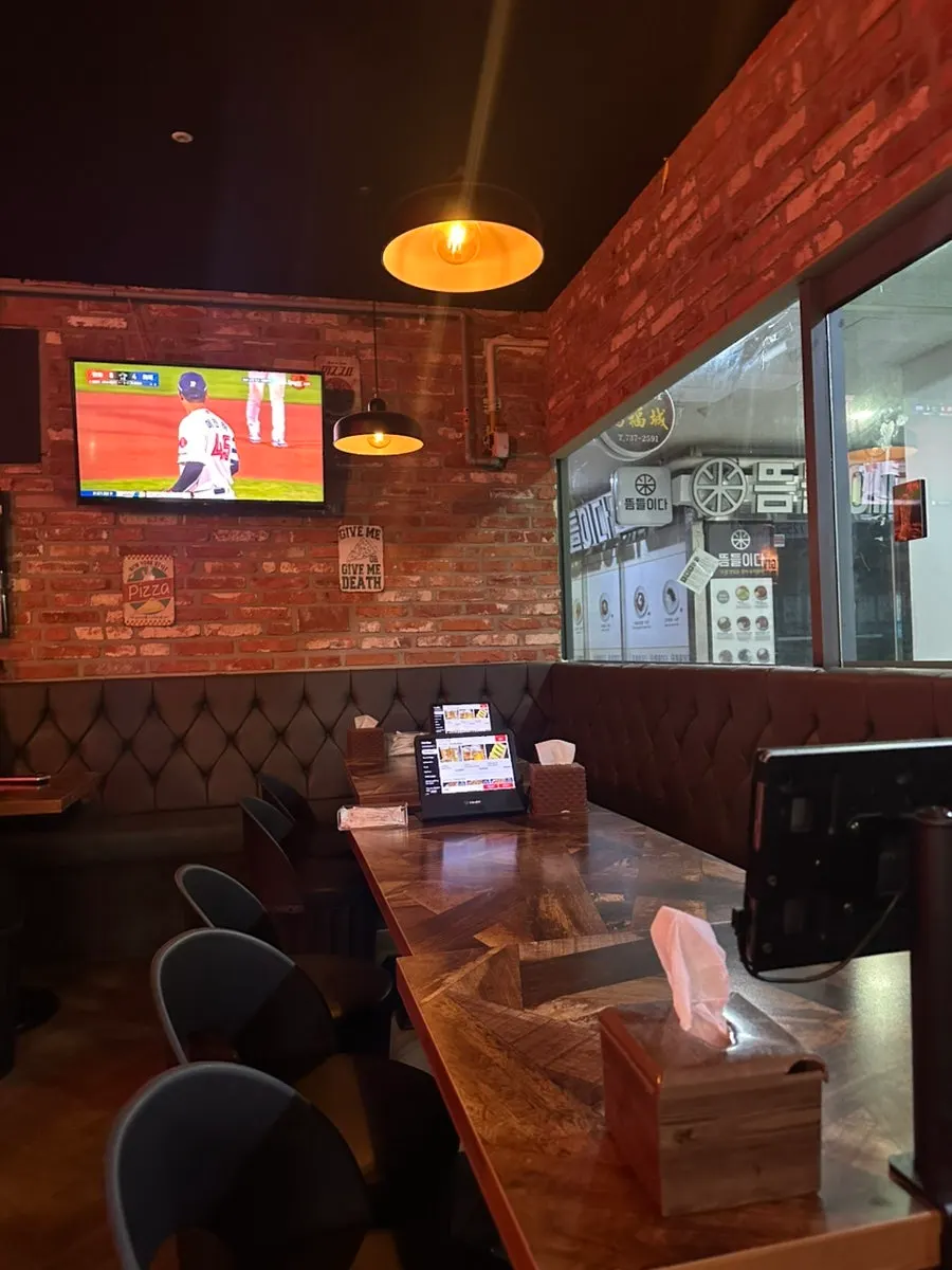 Area yajang Didi's Pizza Pub yang hampir penuh
