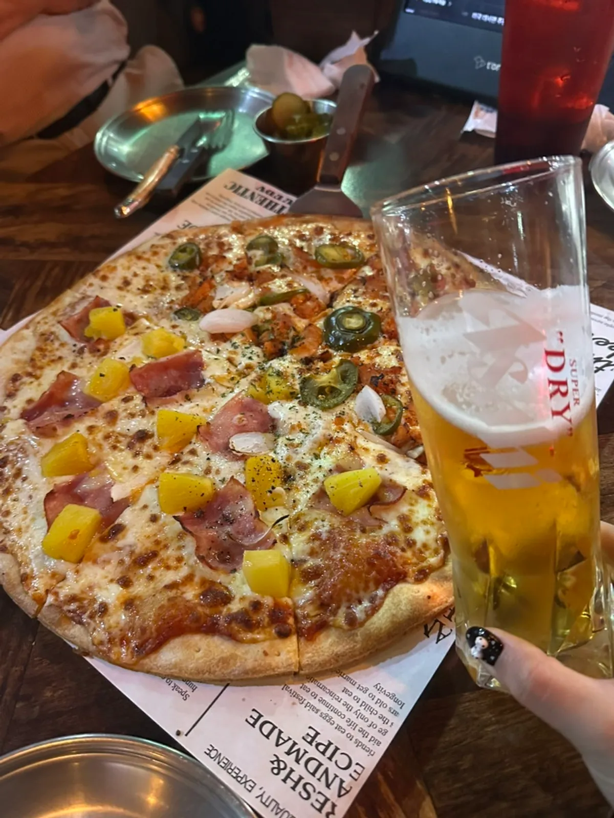 Meja dengan pizza half-and-half dan draft bir, kombinasi pimaek