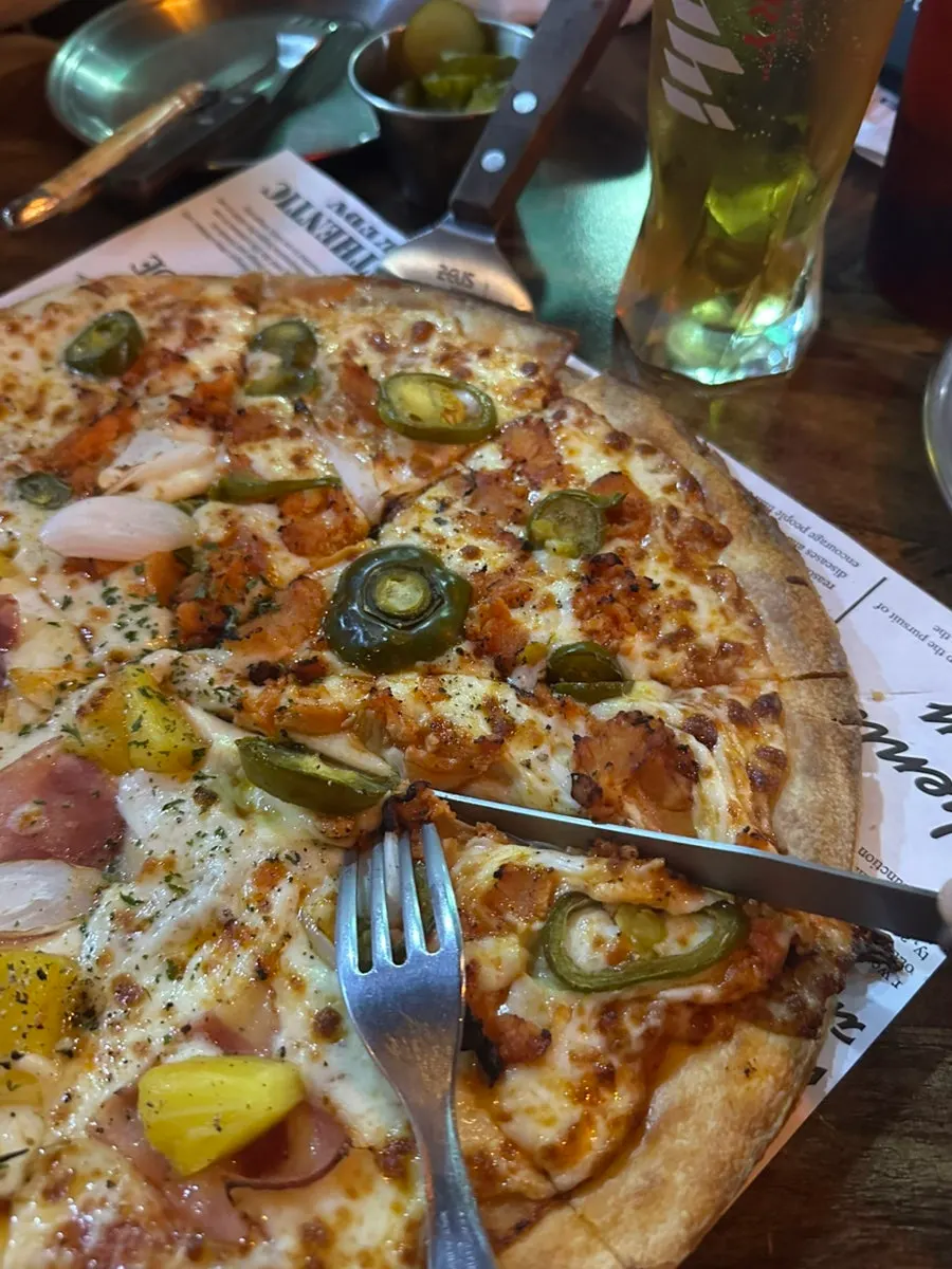 Satu loyang pizza half-and-half Spicy Chicken dan Hawaiian