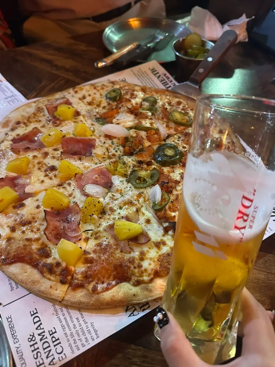Cola tanpa gula yang diminum bersama pizza