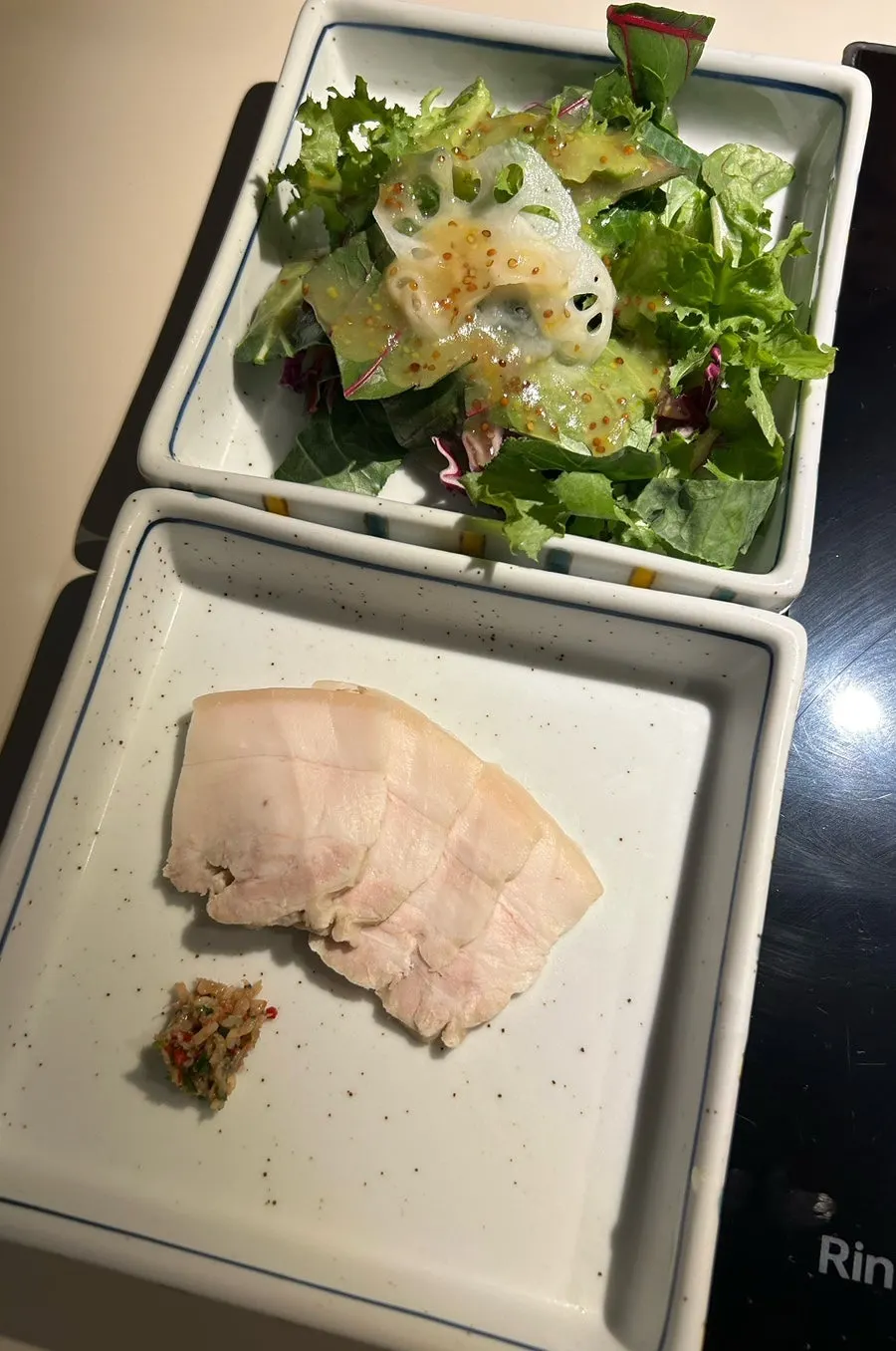냉제육과 잡채가 포함된 기본찬