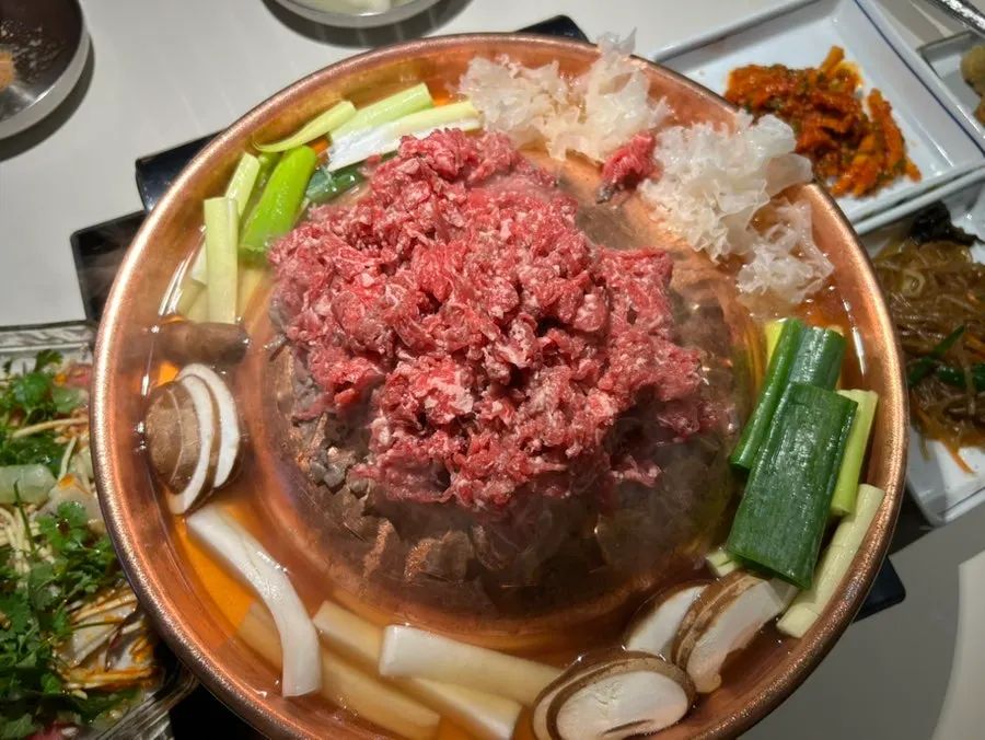 육수와 야채를 곁들인 불고기