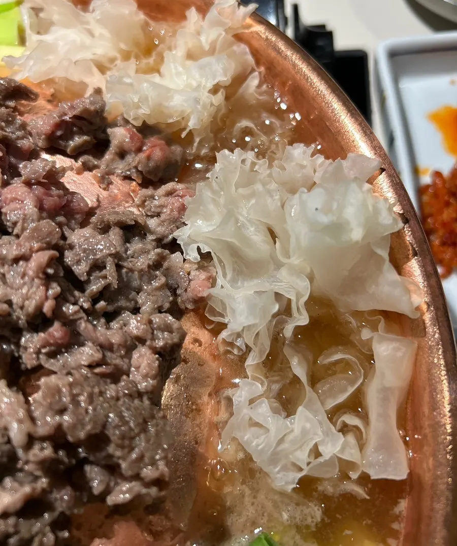 불고기에 곁들인 떡과 파