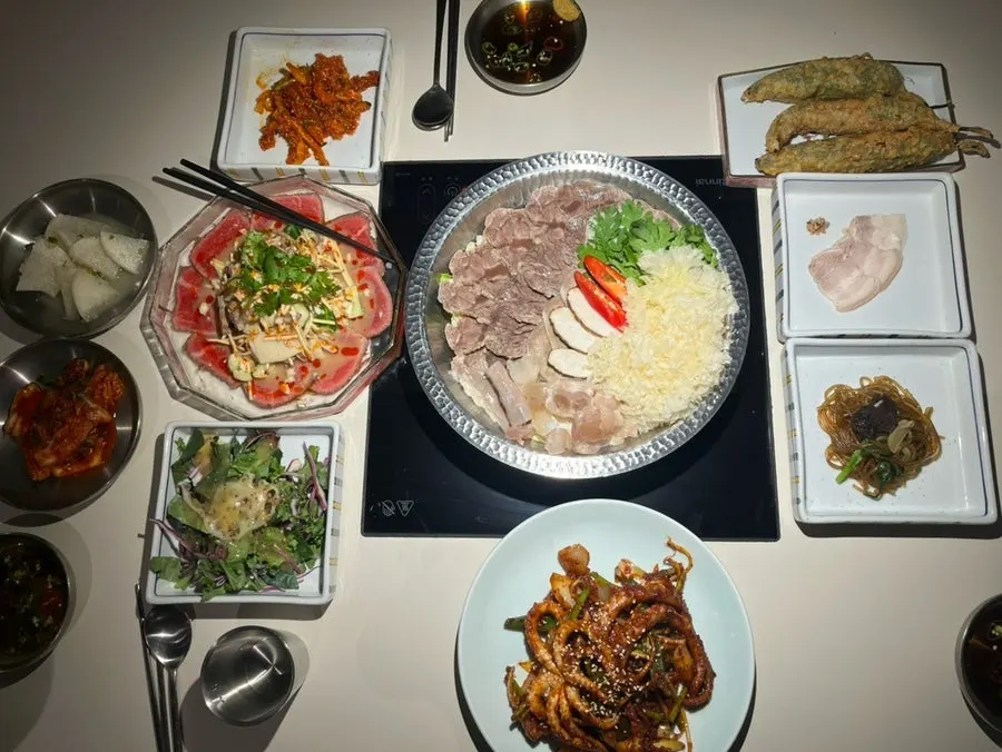 푸짐세트가 차려진 식탁