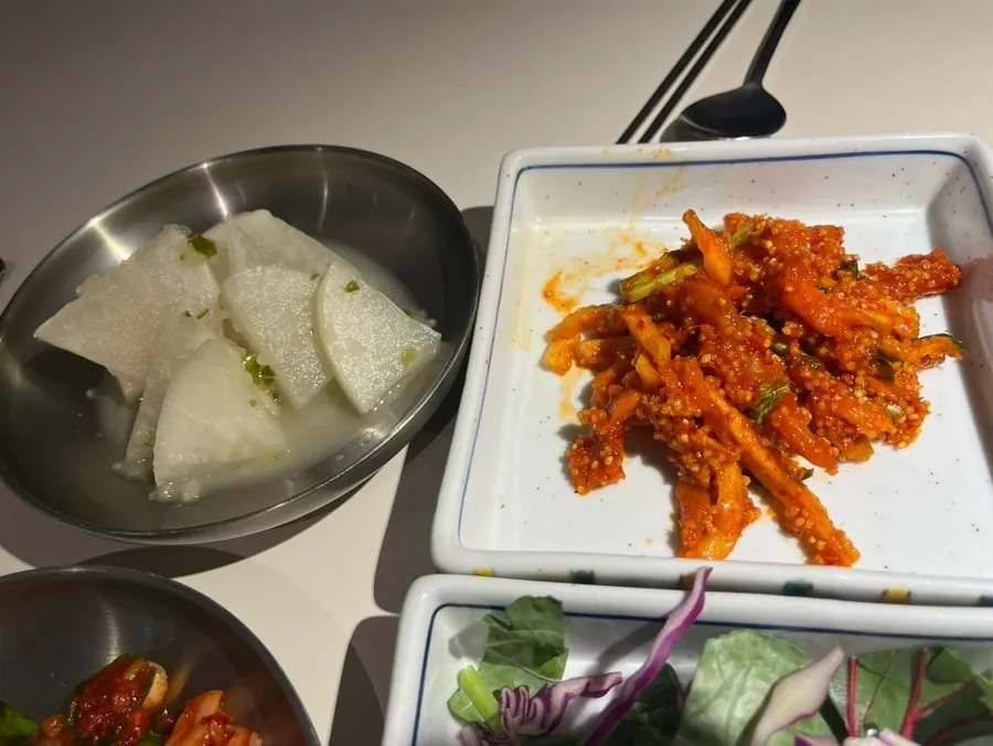 상에 깔린 밑반찬 전체 모습