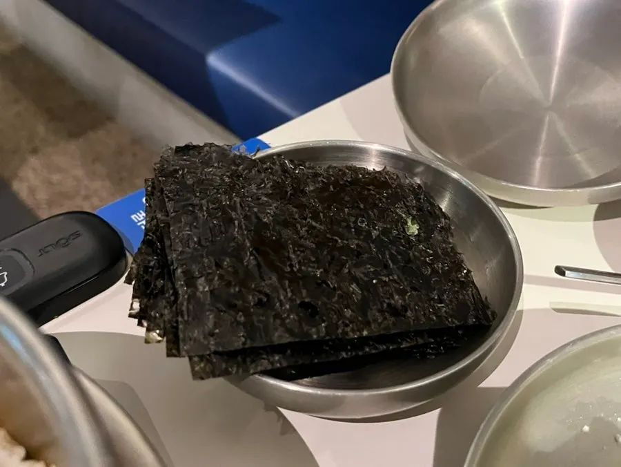 한우와 버섯이 담긴 보양전골 냄비