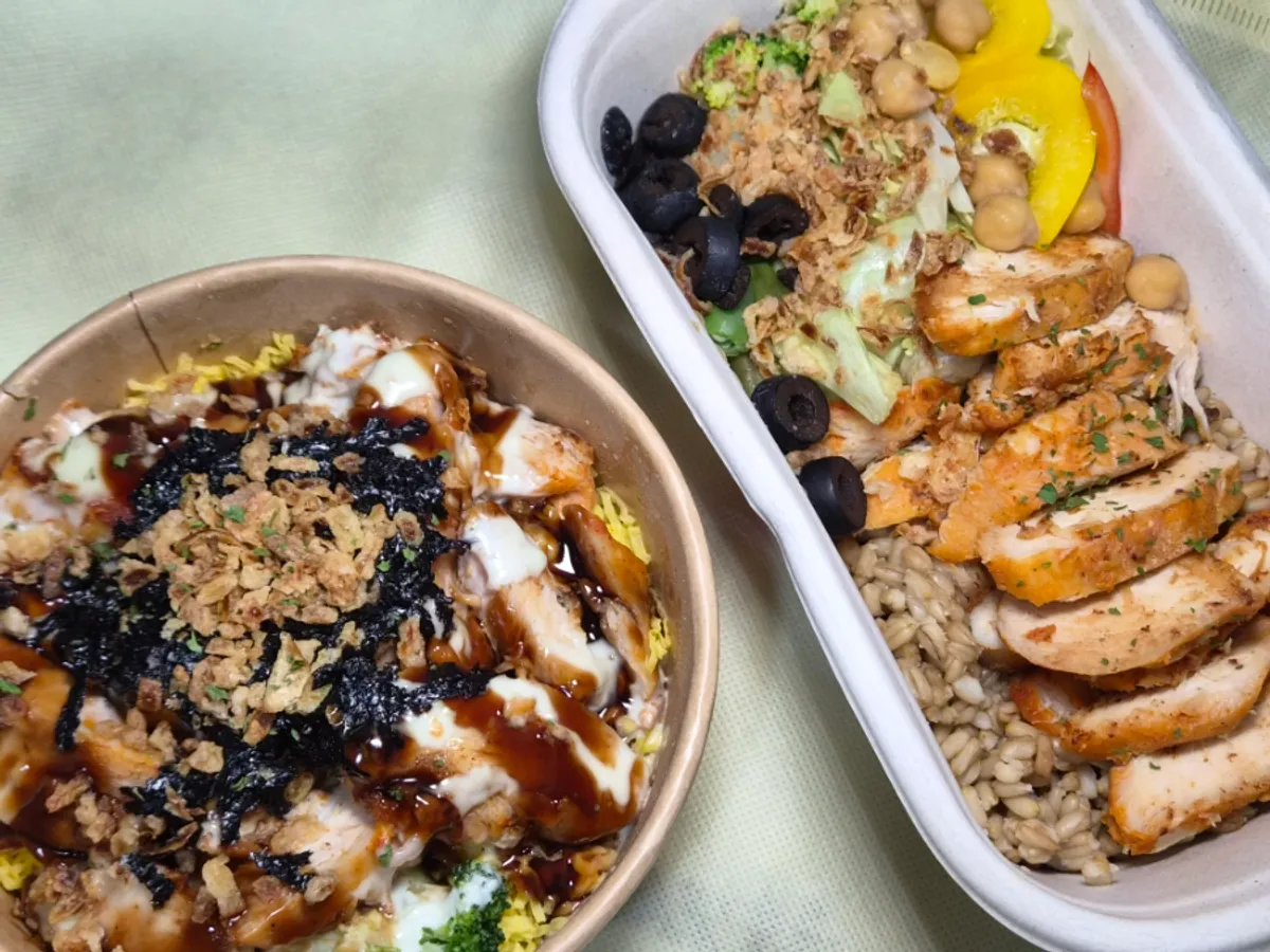 A chicken poke visual loaded with toppings