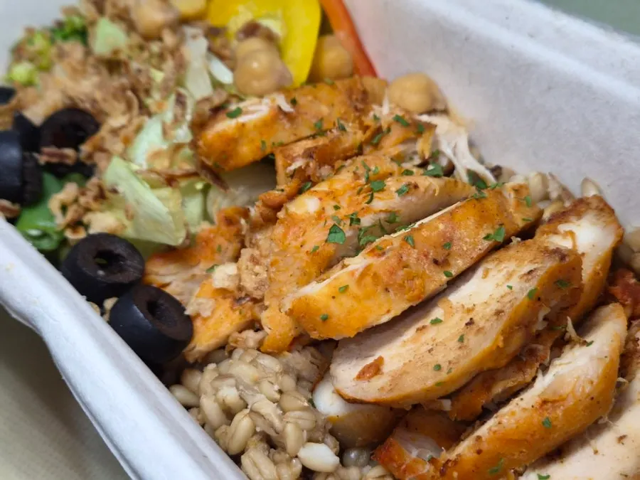 Chicken oat protein box with chicken breast and vegetables