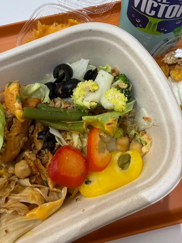 Protein box with chicken and vegetables