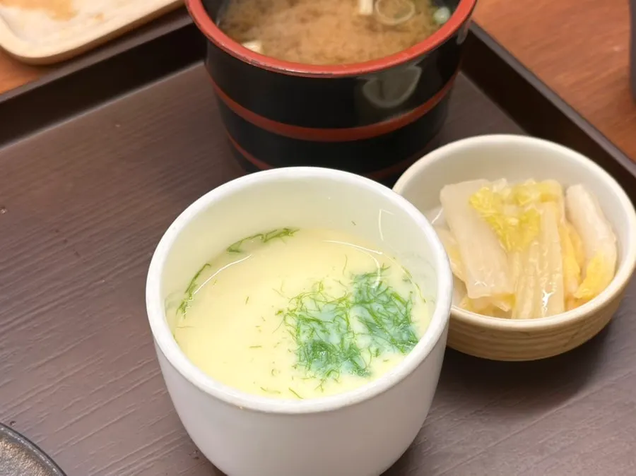 기본으로 나온 차완무시와 백김치, 장국