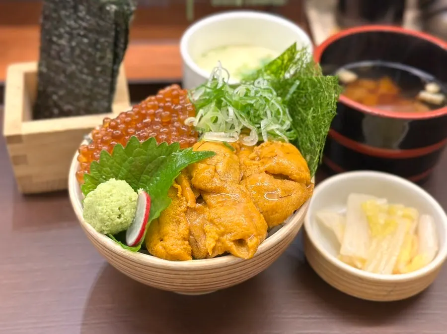 정성스러운 플레이팅의 우니이쿠라동 상차림