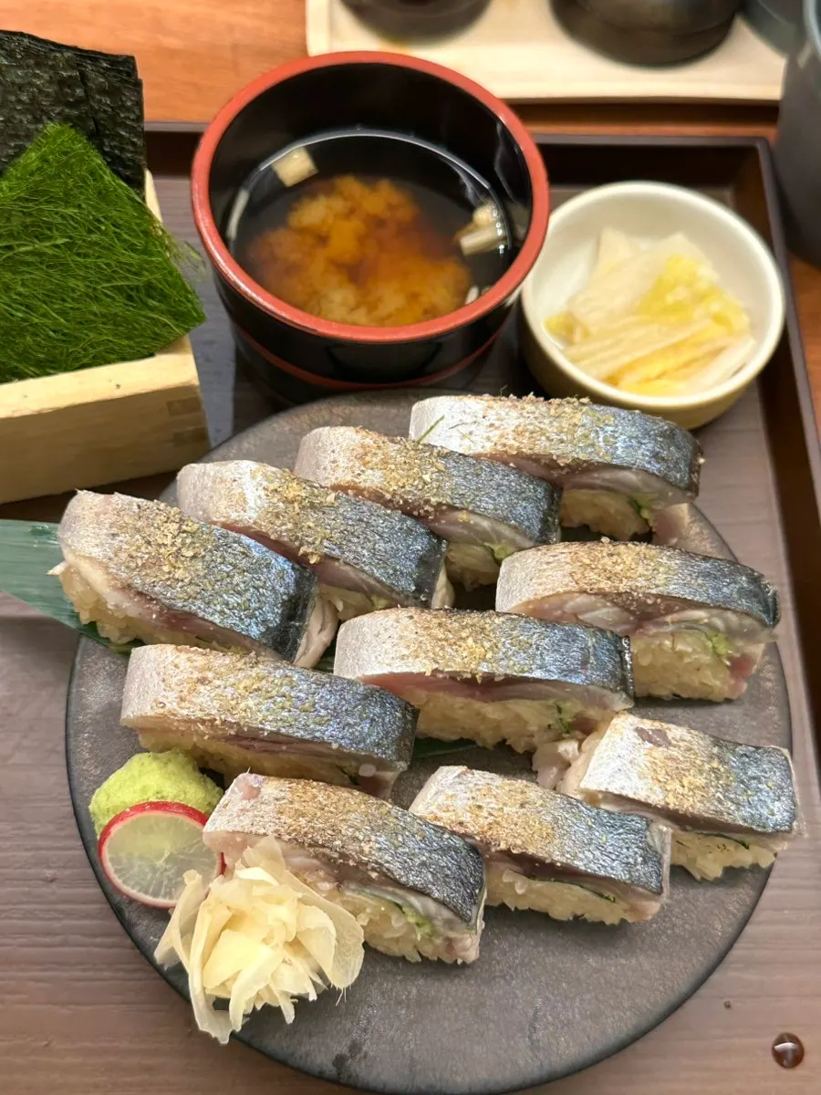 오동통한 고등어봉초밥 단면