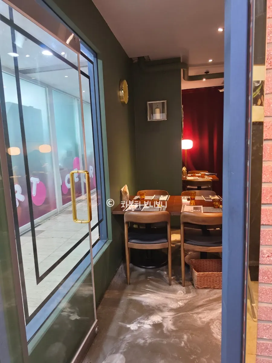 Dining space at SABAL Gwanghwamun