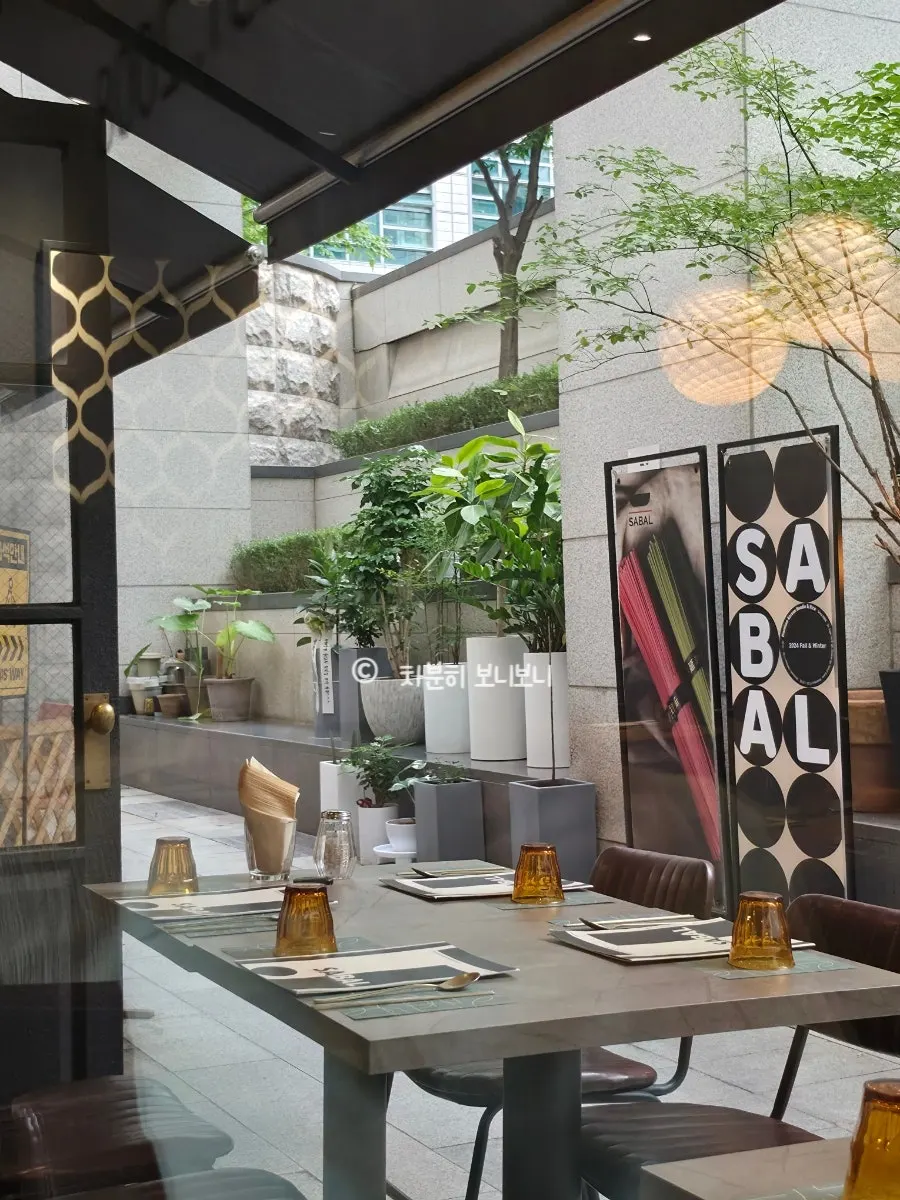 Dining-room atmosphere at SABAL Gwanghwamun