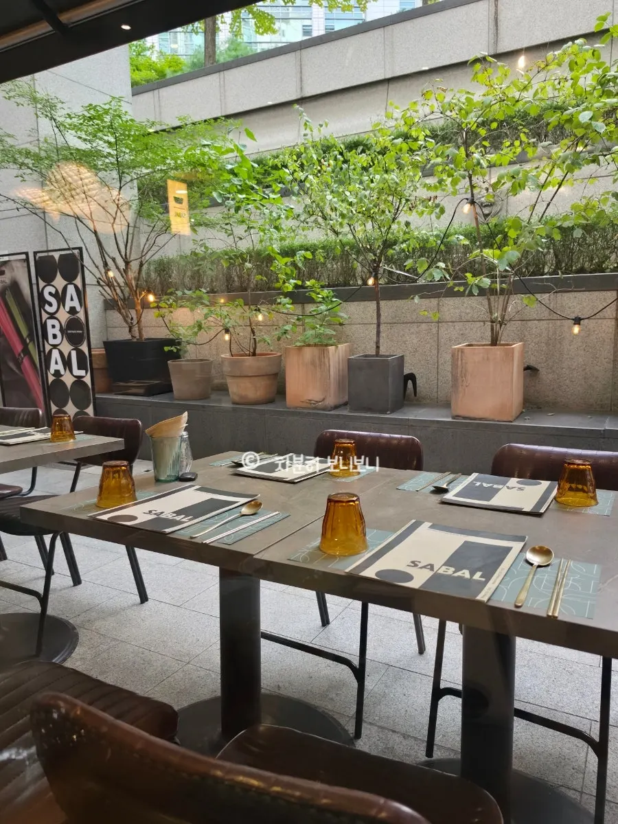 Outdoor terrace seating at SABAL Gwanghwamun
