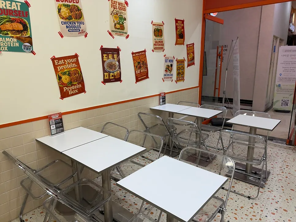 2인석과 4인석이 놓인 매장 내부 좌석
