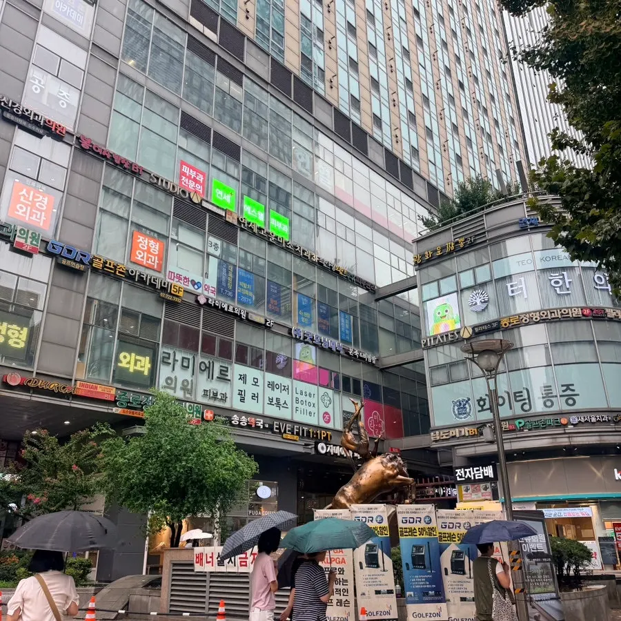 Street near Lemeilleur Jongno Town close to Gwanghwamun Station