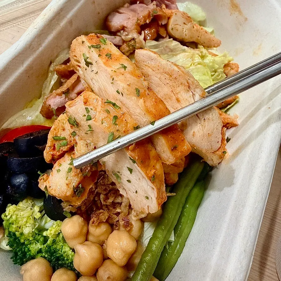 Salad with lettuce and vegetable toppings