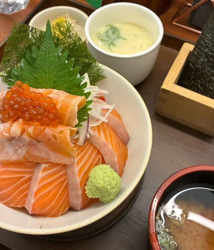 Table set with salmon sake-don and salmon sushi set