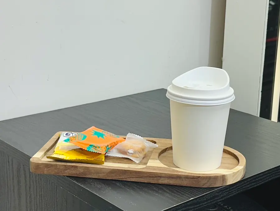 대기 중 제공된 아메리카노와 다과