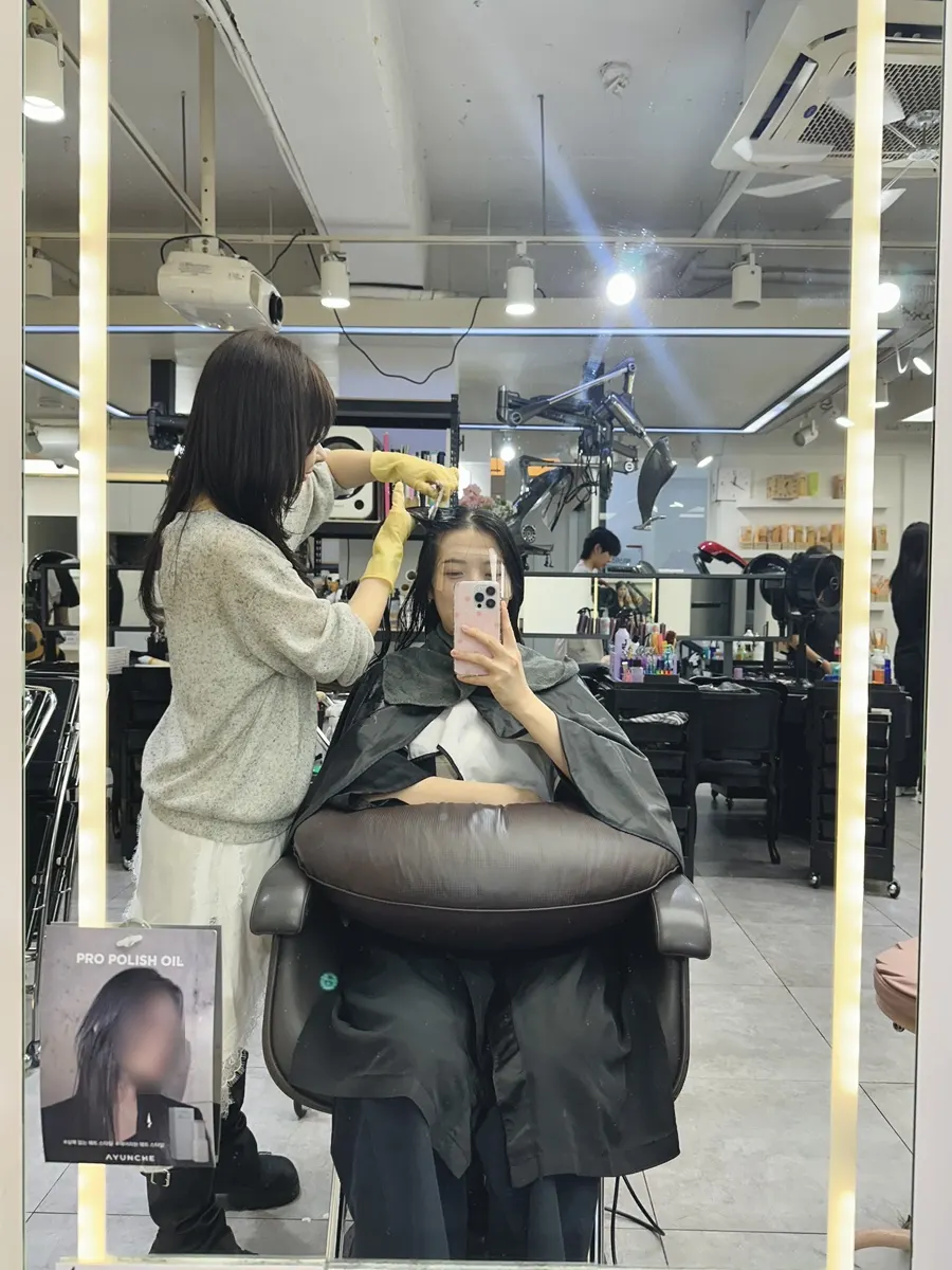 시술 전 손상되고 갈색이 남은 긴 머리 상태