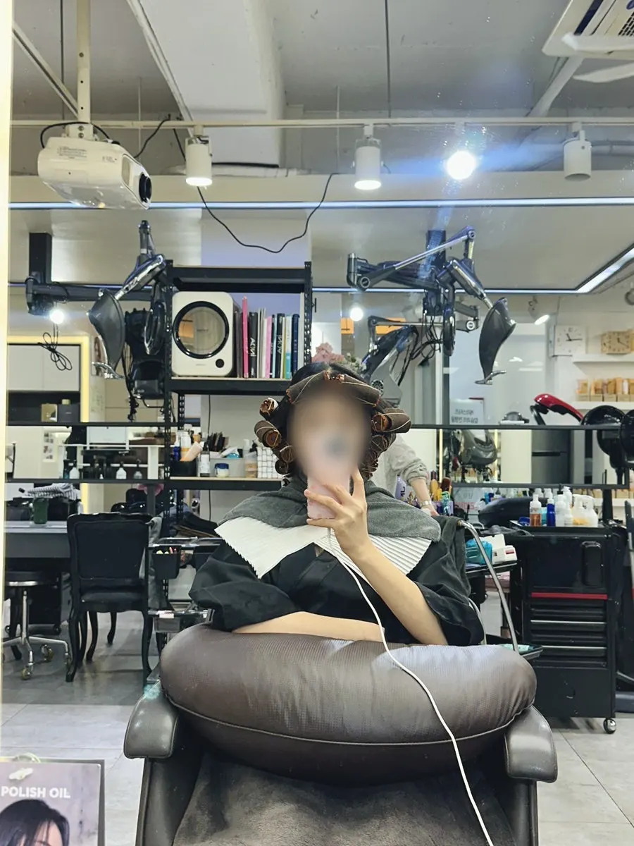 긴머리 그레이스펌 와인딩 진행 장면