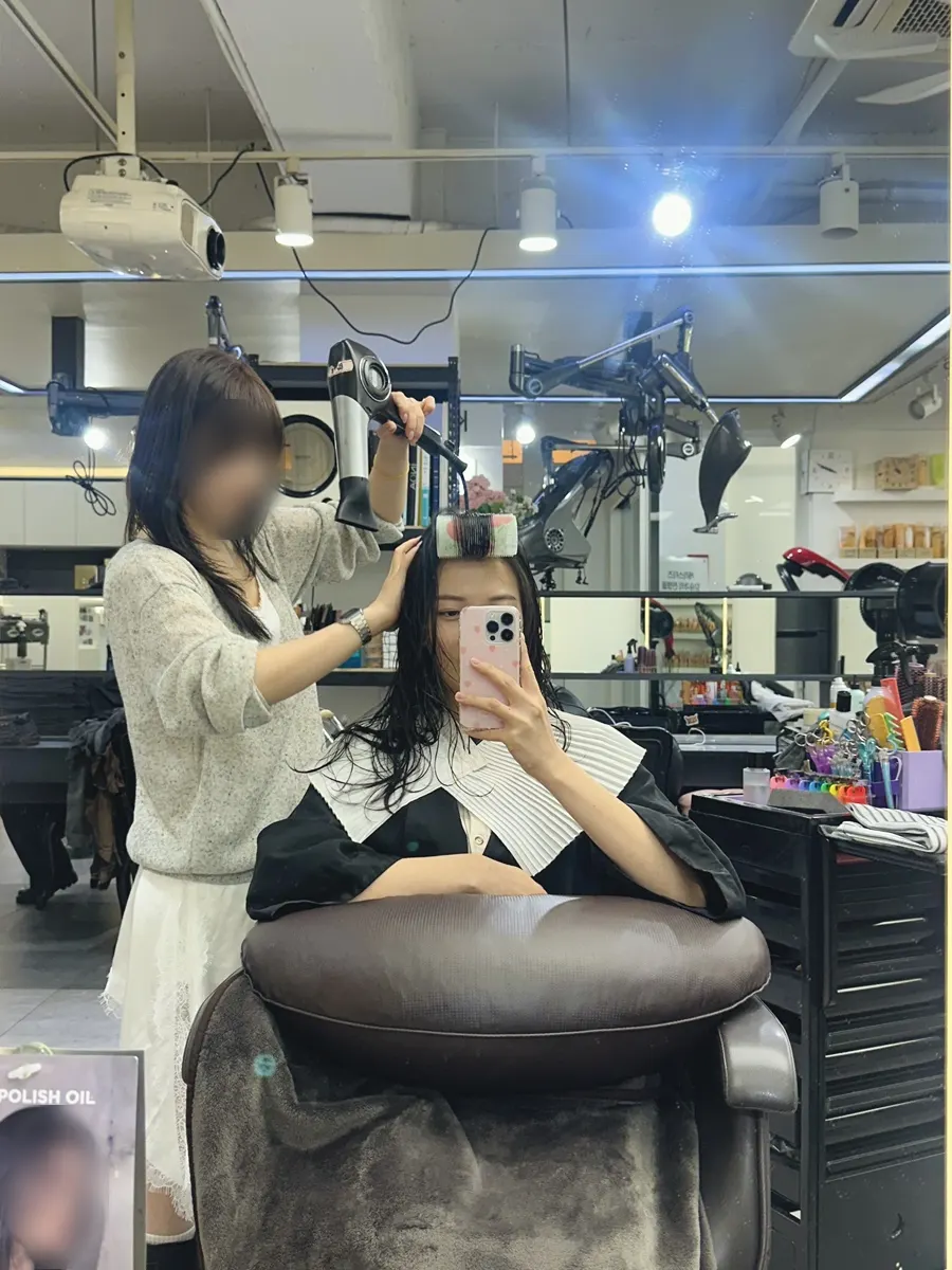 마지막 샴푸 후 컬이 잡힌 젖은 머리
