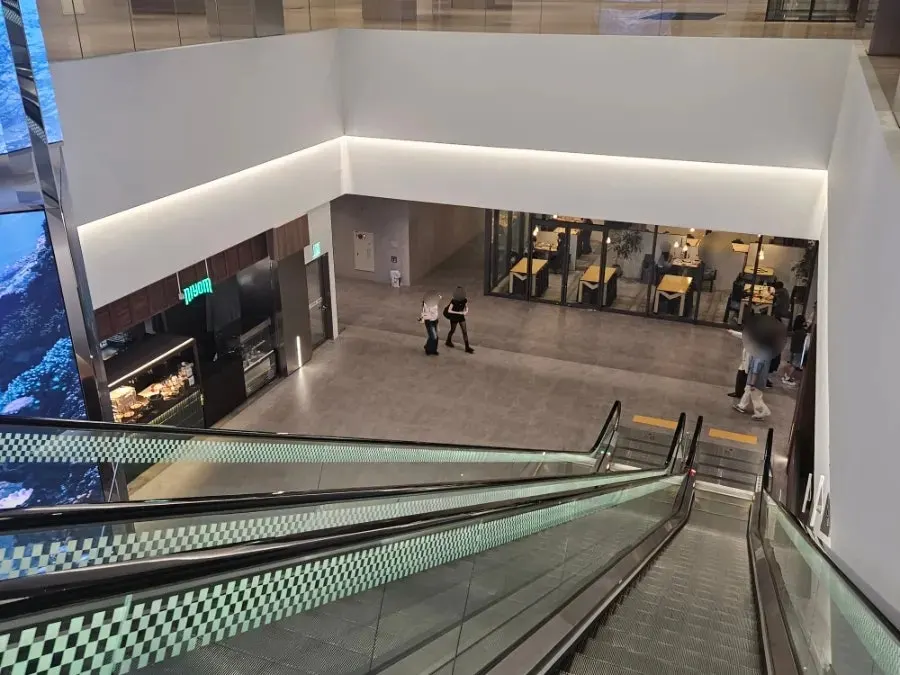 Escalator down to the B1 restaurant area
