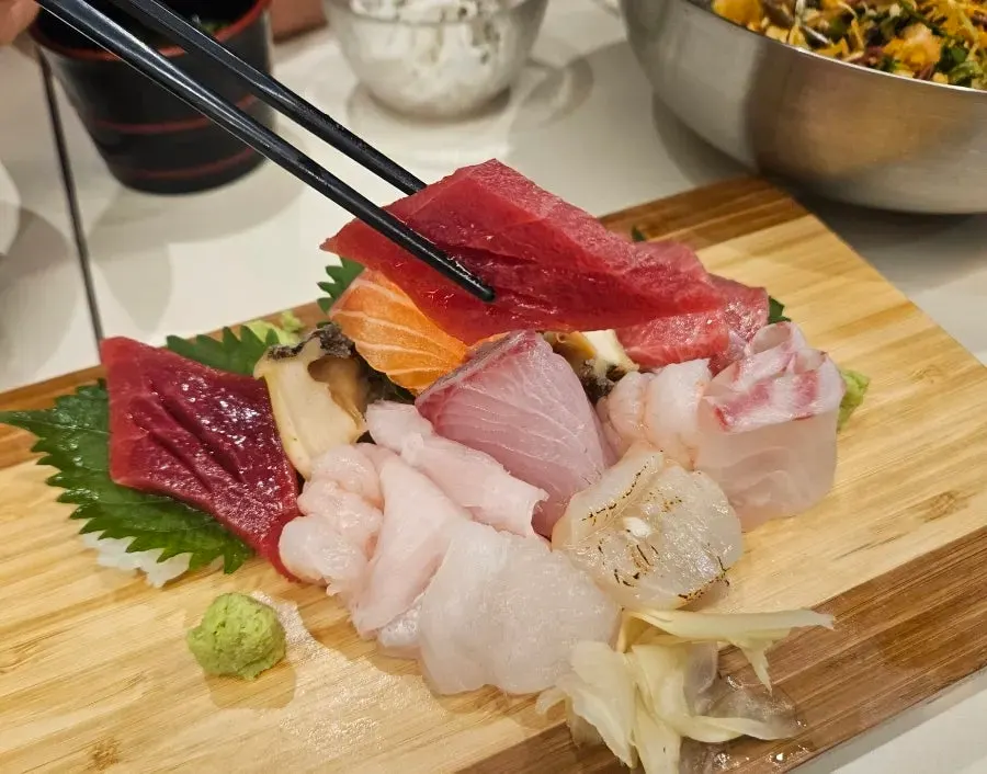 Tuna belly and lean tuna sashimi