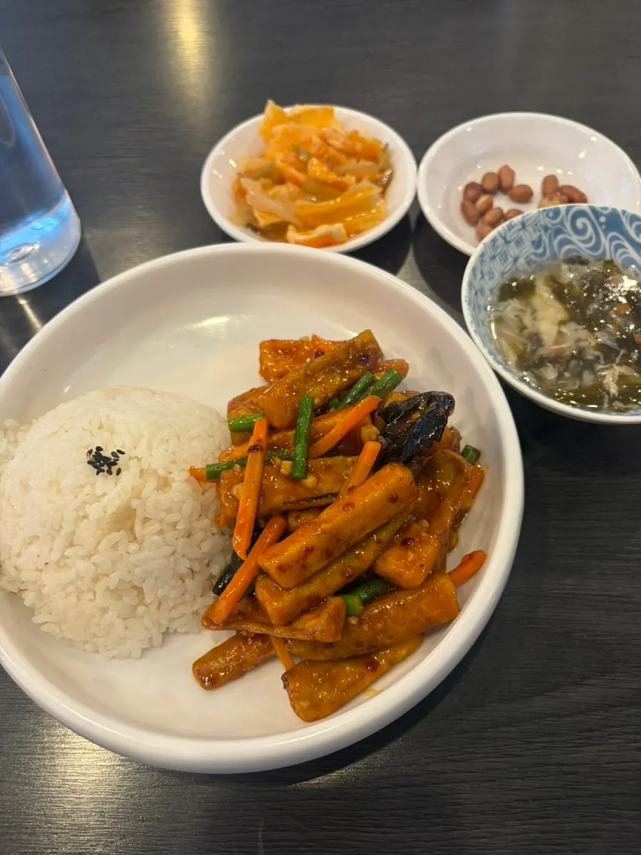 Sign explaining the restaurant's dosakmyeon