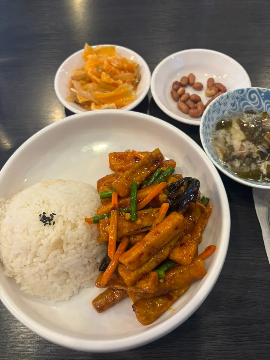 A bowl of eggplant tempura rice bowl at Cheonghwa Uyuk Dosakmyeon